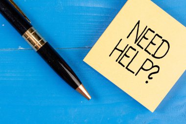 İhtiyaç Yardım Sorusunu gösteren kavramsal el yazısı. Bir görevi tamamlamak için gereken bilgileri vermek veya sağlamak için iş fotoğrafı metni.