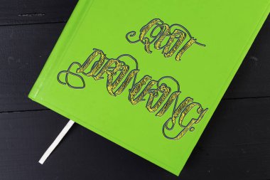 İçkiyi Bırak'ı gösteren kavramsal el yazısı. İş fotoğraf vitrin alkollü içecekler tüketen uzak durarak içerir.