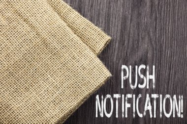 Push Bildirimi'ni gösteren kavramsal el yazısı. Bir uygulama tarafından kullanıcıya gönderilen otomatik iletiyi gösteren iş fotoğrafı.