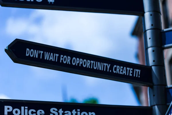 Почерк написания текста Don T Wait For Opportunity Create It. Концепция означает упорную работу над собой и начать с этого момента . — стоковое фото