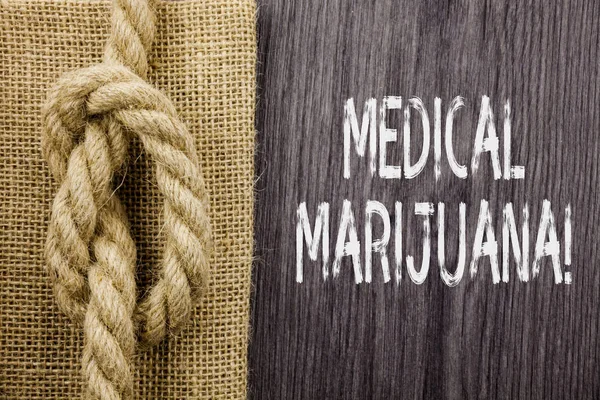 Text skylt som visar medicinsk marijuana. Konceptuell bild rekommenderas genom att undersöka som behandling av ett medicinskt tillstånd. — Stockfoto
