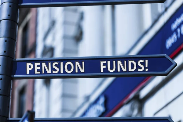 Píšou slova o penzijních fondech. Obchodní koncepce pro investiční fondy, které platí zaměstnanecké penzijní závazky. — Stock fotografie