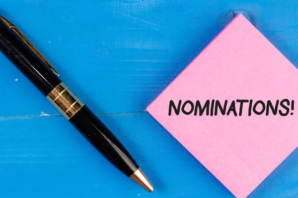 Escribiendo nota mostrando nominaciones. Foto de negocios mostrando la acción de nominación o el estado que es nominado para el premio . —  Fotos de Stock