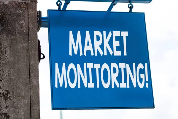 Eine Notiz, die die Marktüberwachung zeigt. Business-Foto zeigt die Überwachung der laufenden Aktivitäten im Handelszentrum. — Stockfoto