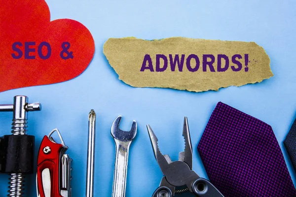 Sözcük yazarı Seo And Adwords. Arama Motoru Pazarlama 'nın ana araçları oldukları için iş kavramı. — Stok fotoğraf