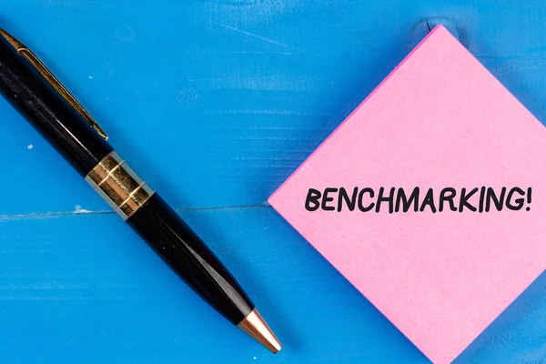 Scrie un bilet care arată benchmarking. Prezentarea fotografiilor de afaceri evaluează ceva prin comparație cu scorurile standard sau cu scorurile . — Fotografie, imagine de stoc