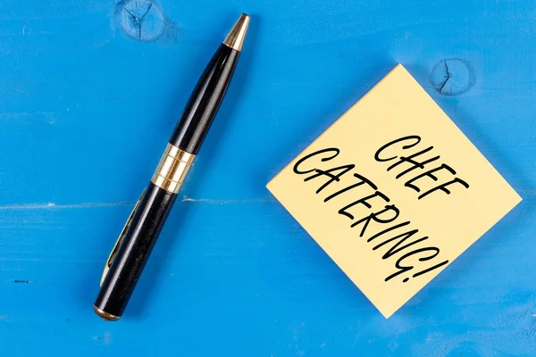 Şef Catering'i gösteren bir metin işareti. Kavramsal fotoğraf Çeşitli etkinlikler için hizmet, yiyecek ve içecek sağlar.