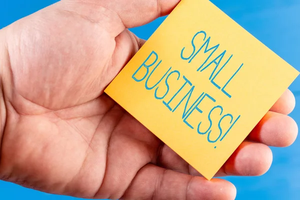 El yazısı metin Small Business. Daha az çalışanı olan özel sektöre ait şirketler anlamına gelen kavram.