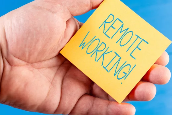 Texto manuscrito Remote Working. Conceito situação de significado em que um empregado trabalha principalmente a partir de casa . — Fotografia de Stock