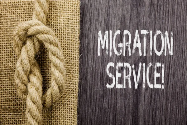 Signo de texto que muestra el Servicio de migración. Traslado conceptual de datos de la empresa a proveedores de servicios en la nube . — Foto de Stock