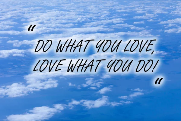Escrevendo nota mostrando Do What You Love Love What You Do. Foto de negócios mostrando que você é capaz de fazer coisas que você gosta de trabalhar em lugares melhores, então . — Fotografia de Stock