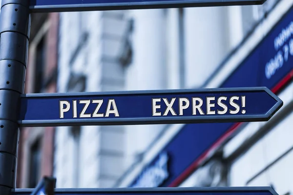 Píšu text Pizza Express. Obchodní koncept pro rychlé dodání pizzy na dosah ruky. — Stock fotografie