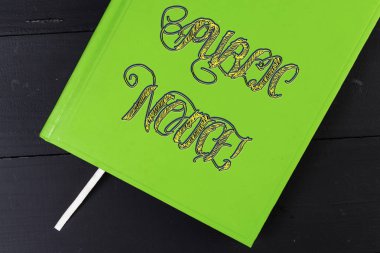 Kamu Bildirimi gösteren kavramsal el yazısı. Yayın medyası aracılığıyla yaygın olarak yayılan Duyuruları sergileyen İş fotoğrafı.