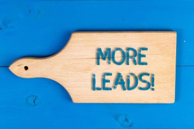 Kavramsal el yazısı Daha Fazla Müşteri Adayı nı gösteriyor. Ürün veya hizmetlere yönelik iş fotoğrafı metin başlatma tüketici faiz i.