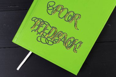 Zayıf Geribildirim gösteren kavramsal el yazısı. İş degistirmede azalmaya neden olan bir tepki veya tepkiyi gösteren İş fotolusu.