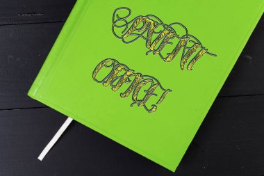 Patent Ofisi gösteren kavramsal el yazısı. Patent verme konusunda kararlar veren bir devlet dairesi vitrine İş fotoğrafı.