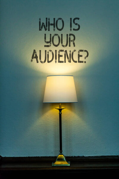 Концептуальный почерк, показывающий вопрос о том, кто твоя аудитория. Деловое фото, демонстрирующее, кто смотрит или слушает его
.