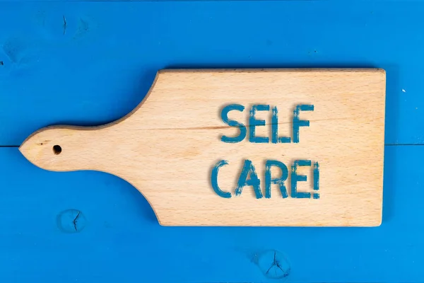 Escrita de mão conceitual mostrando Self Care. Prática de texto de foto de negócios de tomar medidas para preservar ou melhorar a própria saúde . — Fotografia de Stock