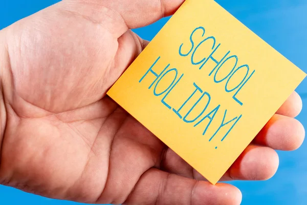 Texto de caligrafia School Holiday. Conceito significando os períodos durante os quais as escolas são fechadas do estudo . — Fotografia de Stock