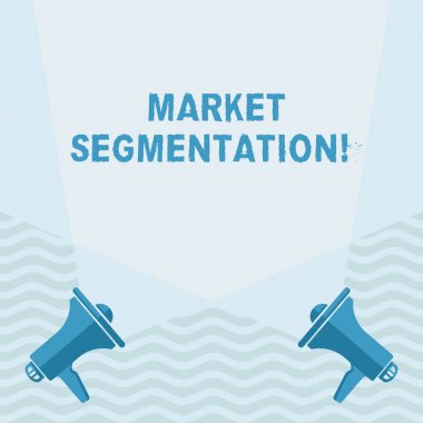 El yazısı metin yazma Pazar Segmentasyon. Konsept anlamı, potansiyel müşterilerin pazarını Gruplara Bölmek Boş Çift Spot Lama Crisscrossing Floor'daki İki Megafondan Yukarı Doğru.