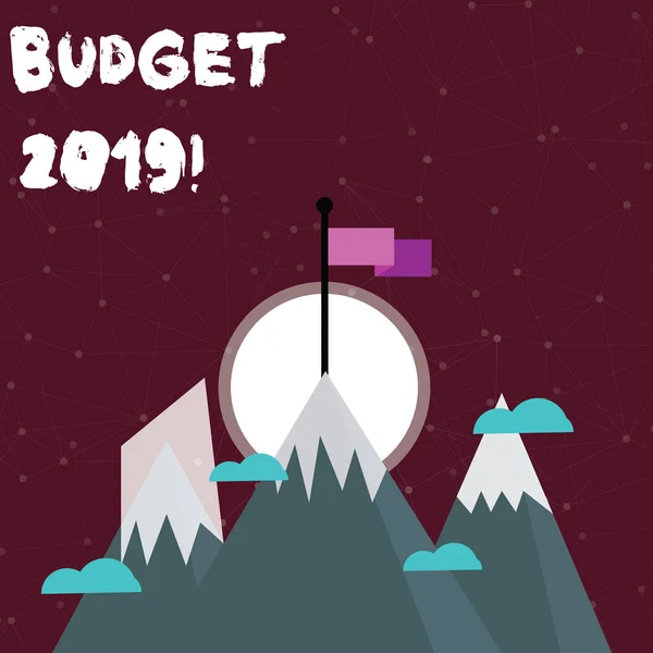 Word írás szöveg Költségvetés 2019. Üzleti koncepció becslésére jövedelem és kiadások a folyó évben Három Magas-hegység hó és egy üres színes zászló a csúcson. — Stock Fotó