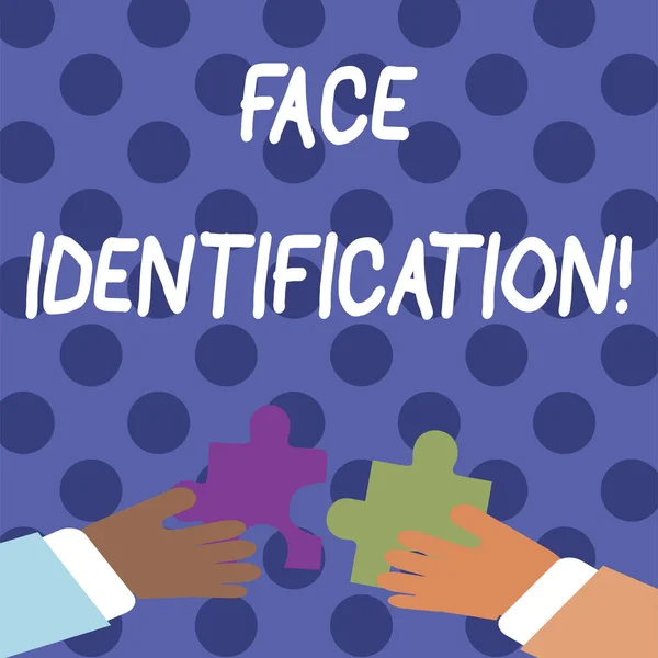 Scrittura di testo a mano Face Identification. Concetto significato analizzando modelli basati sulla dimostrazione s è contorni facciali Due mani che tengono colorato puzzle pezzi in procinto di Interlock the — Foto Stock