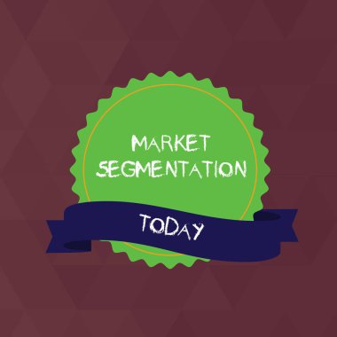 Pazar Bölümü 'nü gösteren not yazılıyor. Potansiyel müşteri pazarını Jagged Edge ve Shaded Ribbon Strip ile Renkli Mühür Etiketi gruplarına bölen iş fotoğrafı.