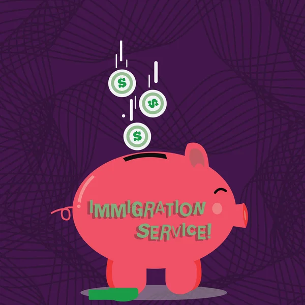 Signo de texto que muestra el Servicio de Inmigración. Foto conceptual responsable de la ley con respecto a los inmigrantes y la inmigración Color Piggy Bank Sideview y monedas de moneda del dólar cayendo hasta la rendija . — Foto de Stock