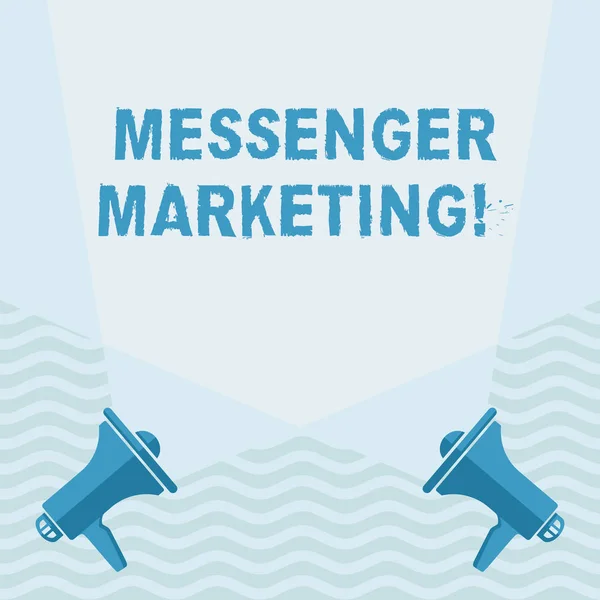 Écriture manuscrite de texte Messenger Marketing. Concept signifiant acte de marketing à vos clients à l'aide d'une application de messagerie Blank Double projecteur sillonnant vers le haut à partir de deux mégaphones sur le sol . — Photo