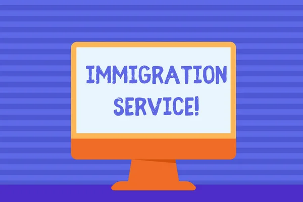 이민 서비스를 보여주는 개념적 손 쓰기. 비즈니스 사진 전시 이민자 및 이민 빈 데스크톱 컴퓨터 다채로운 화면 테이블에 관한 법률에 대한 책임. — 스톡 사진