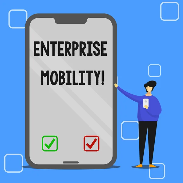 Почерк написания текста Enterprise Mobility. Концепция означает, что сотрудники выполняют работу удаленно с помощью мобильных устройств Человек представляет огромный чистый экран смартфона во время проведения другой мобильный . — стоковое фото