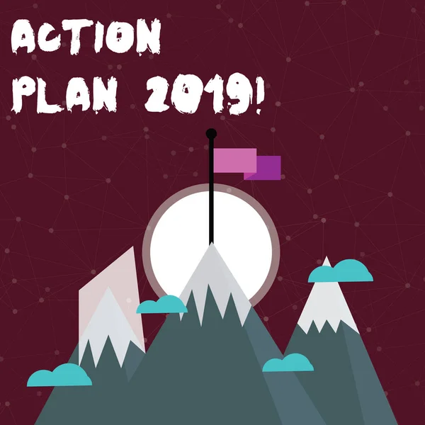 Texto de redacción de palabras Plan de acción 2019 Concepto de negocio para la estrategia propuesta o el curso de acciones para el año en curso Tres altas montañas con nieve y una tiene bandera colorida en blanco en el pico . — Foto de Stock