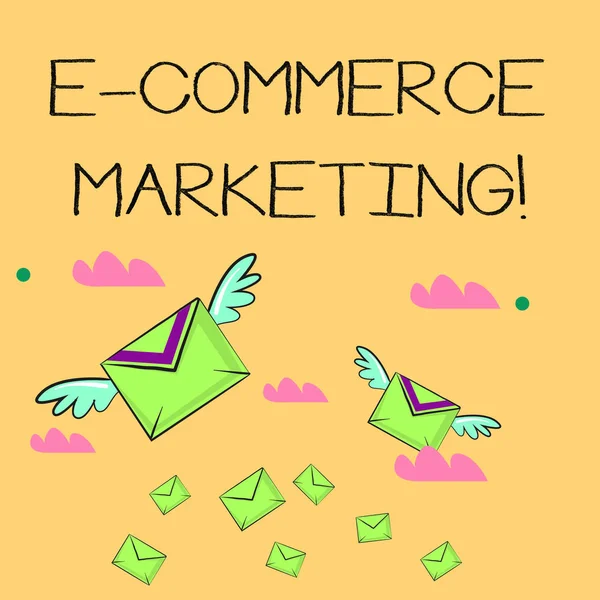 Κείμενο γραφής λέξεων E Commerce Marketing. Επιχειρηματική ιδέα για την επιχείρηση που πωλεί το προϊόν ή την υπηρεσία ηλεκτρονικά Πολλοί πολύχρωμοι φάκελοι επιστολών πτήσης και δύο από τους με τα φτερά. — Φωτογραφία Αρχείου