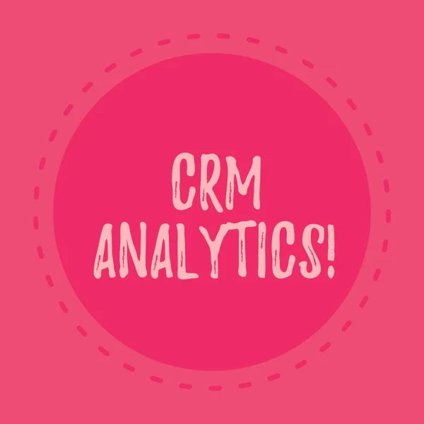 Écriture manuscrite de texte Crm Analytics. Concept signifiant applications utilisées pour évaluer une organisation s sont des données client . — Photo