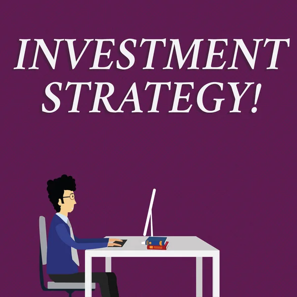 Nota de redação mostrando Estratégia de Investimento. Foto de negócios mostrando o plano sistemático para alocar ativos investíveis Empresário sentado na cadeira Trabalhando em computadores e livros . — Fotografia de Stock