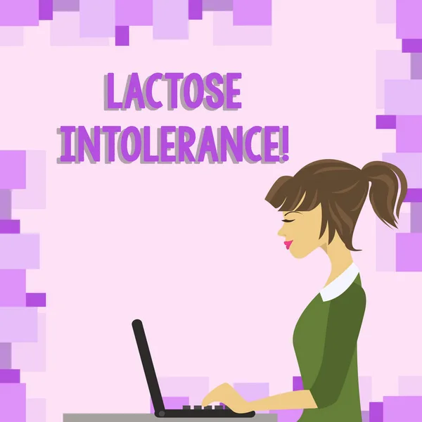 Tekst schrijven Lactose-intolerantie. Bedrijfsconcept voor spijsverteringsproblemen waarbij het lichaam niet in staat is om lactosefoto 's van jonge drukke vrouw te verteren Zittend zijaanzicht en werkend op haar laptop. — Stockfoto