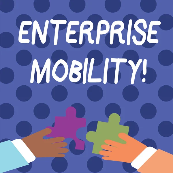 Enterprise Mobility'de el yazısı metin yazısı. Kavram anlamı Çalışanlar uzaktan bir mobil cihazlar kullanarak işleri yapmak İki El Renkli Yapboz Parçaları tutan fayans kilitlemek hakkında. — Stok fotoğraf