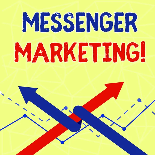 Üzenet a Messenger Marketing-ről. Üzleti fotó bemutató cselekmény a marketing, hogy az ügyfelek egy üzenetküldő alkalmazás két nyíl egy összefonódott más Team Up vagy verseny. — Stock Fotó