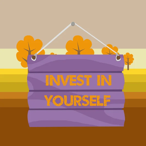 Text skylt som visar investerar i dig själv. Konceptuell bild lär dig nya saker eller material vilket gör din lott bättre. — Stockfoto
