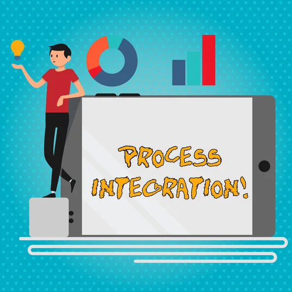 プロセス統合を示すテキスト記号。ビジネスプロセス間のデータとイベントの概念的な写真共有 は、グラフとアイデアアイコンでその側面にオンに空白のスマートフォンに傾いている男. — ストック写真