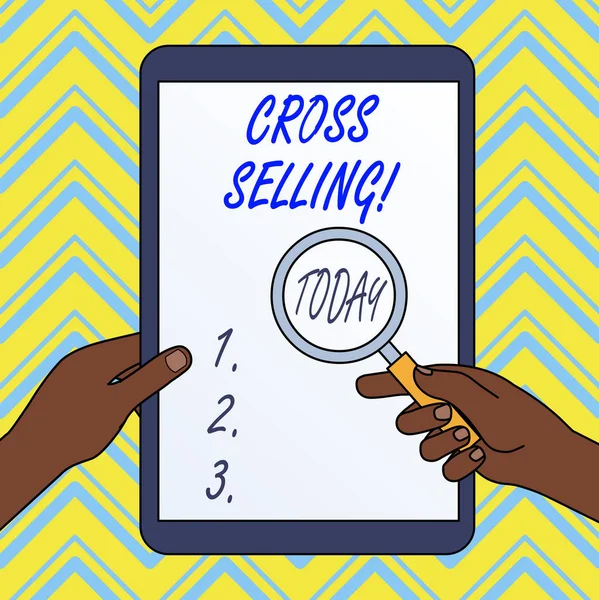 Текстовый знак, показывающий продажу креста. Концептуальная фотография для продажи дополнительных продуктов существующему клиенту . — стоковое фото