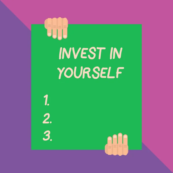Escritura a mano conceptual mostrando Invest In Yourself. Exhibición de fotos de negocios aprender cosas nuevas o materiales, lo que hace que su mucho mejor . — Foto de Stock