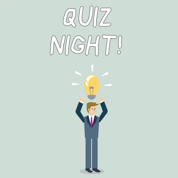単語のテキストクイズ夜を書く。個々の間の夜のテストの知識競争のためのビジネスコンセプトビジネスマンは頭の上に電球アイコンで腕を上げて立って. — ストック写真