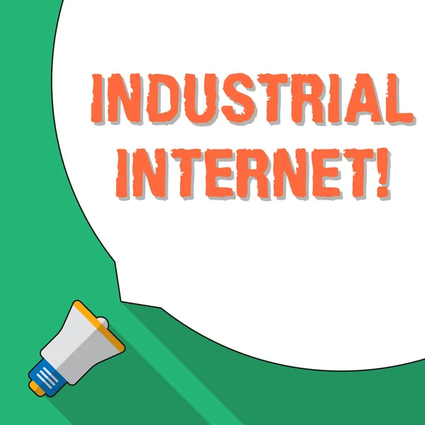 Texto de escritura de palabras Internet industrial. Concepto de negocio para el uso de Internet de las cosas en los sectores industriales Enorme burbuja de habla blanca en blanco que ocupa la mitad de la pantalla y el pequeño megáfono . — Foto de Stock