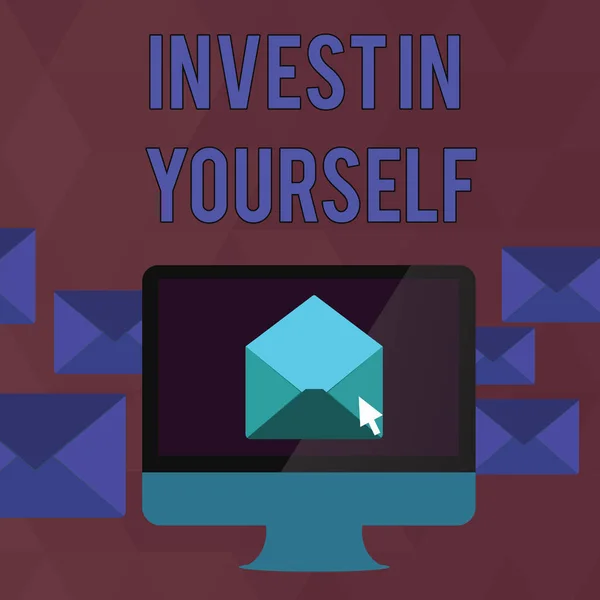 Текст почерка Invest In Yourself. Концепция означает изучать новые вещи или материалы, таким образом, делая ваш много лучше Открыть цветовой конверт внутри экрана компьютера. Корпус письма окружает ПК . — стоковое фото