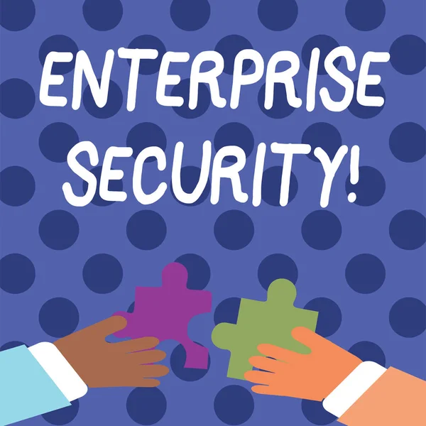 Pismo odręczne pisanie tekstu Enterprise Security. Koncepcja, która zmniejsza ryzyko nieautoryzowanego dostępu do danych dwa ręce trzyma kolorowe układanki kawałki o blokowanie płytek. — Zdjęcie stockowe