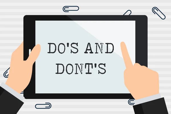 Текст почерку Do S And Dont S. Концепція, що означає "Правила або звичаї щодо певної діяльності або дій Бізнесмена Рука тримає, вказує і торкається барвистий планшетний порожній екран " . — стокове фото