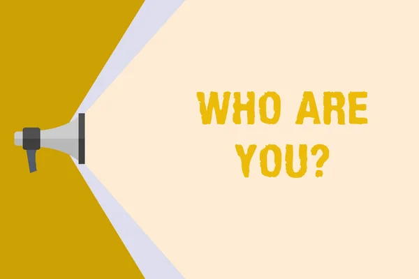 "Sen kimsin?" sorusunu gösteren bir not yazıyorum. İş fotoğraflarında birinin kimliğini soruluyor ya da bilgi gösteriliyor. Megaphone Geniş Işın Aralığı Geniş Ses Kapasitesi. — Stok fotoğraf