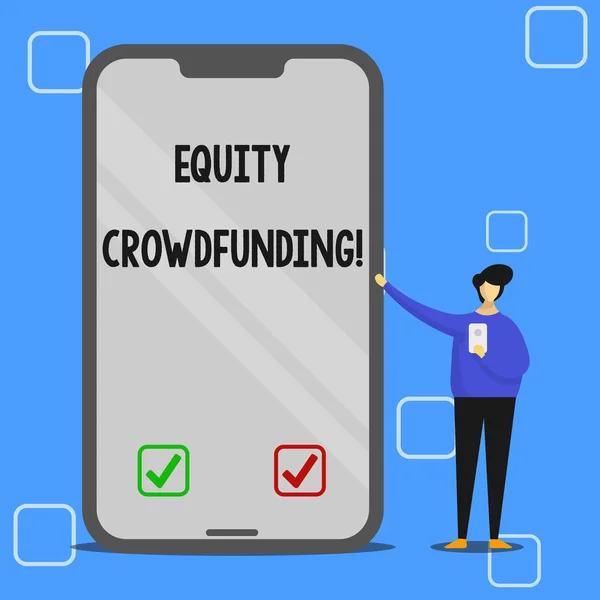 Handgeschreven tekst schrijven equity crowdfunding. Concept dat het aantrekken van kapitaal gebruikt door startups en bedrijf earlystage man presenteren enorme blanco scherm smartphone terwijl het houden van een andere mobiele. — Stockfoto