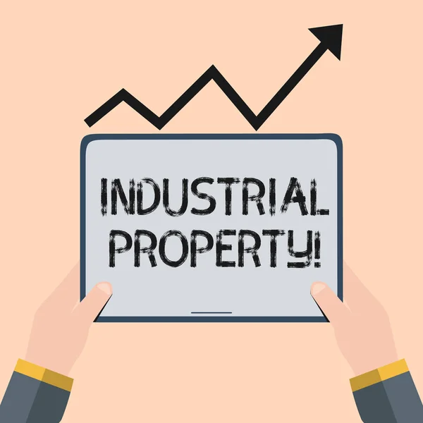 Escritura a mano de texto Propiedad Industrial. Concepto que significa la propiedad intangible de una marca registrada o una tableta de pantalla en blanco de retención de manos bajo Flecha Progresiva Negra Hacia Arriba . — Foto de Stock